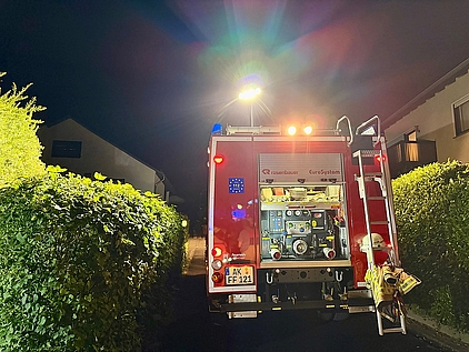 ein Feuerwehrfahrzueg in der Dunkelheit