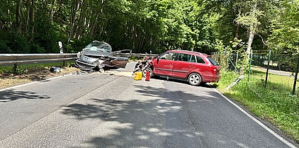 zwei verunfallte Fahrzeuge auf einer Landstraße