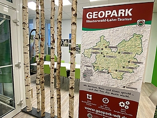 Tourist-Information - Eingangsbereich mit GeoPark-Aufsteller