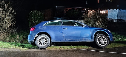 Ein Auto, das droht in ein Gewässer zu stürzen