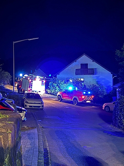 Fahrzeuge mit Blaulicht an einem Haus