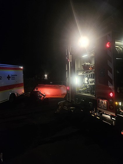Bild im dunklen, auf dem Feuerwehrautos mit ihren Strahlern zu sehen sind