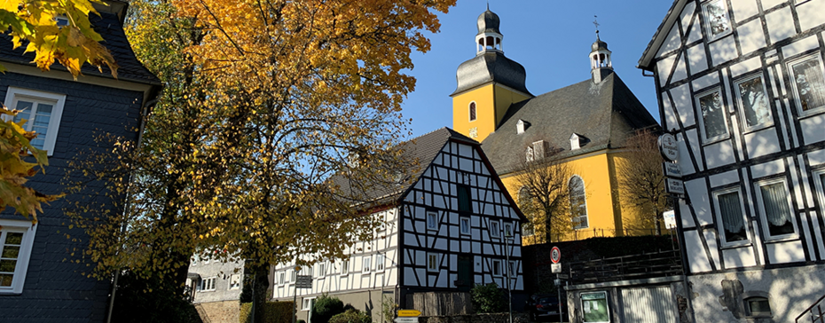 Blick vom Ortskern auf die Pfarrkirche