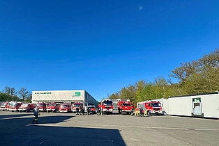 Feuerwehrautos im Bereitstellungsraum