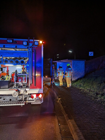 Ansicht der Einsatzstelle brennender Mülleimer Freusburg