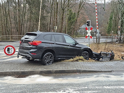 ein verunfalltes Auto an einem Bahnübergang